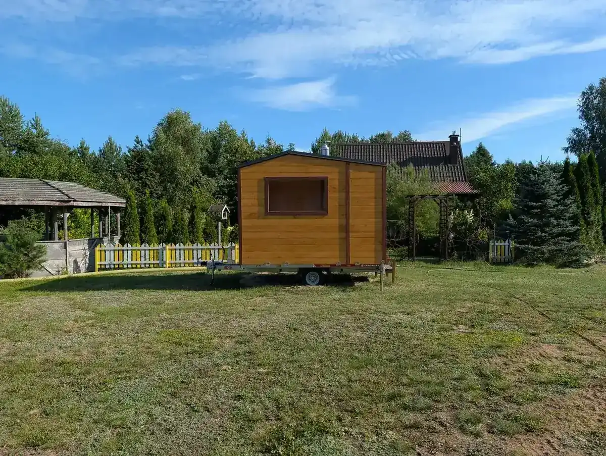 Sauna mobilna na lawecie ustawiona w plenerze